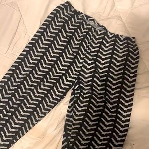 White and black stripe zig zag leggings